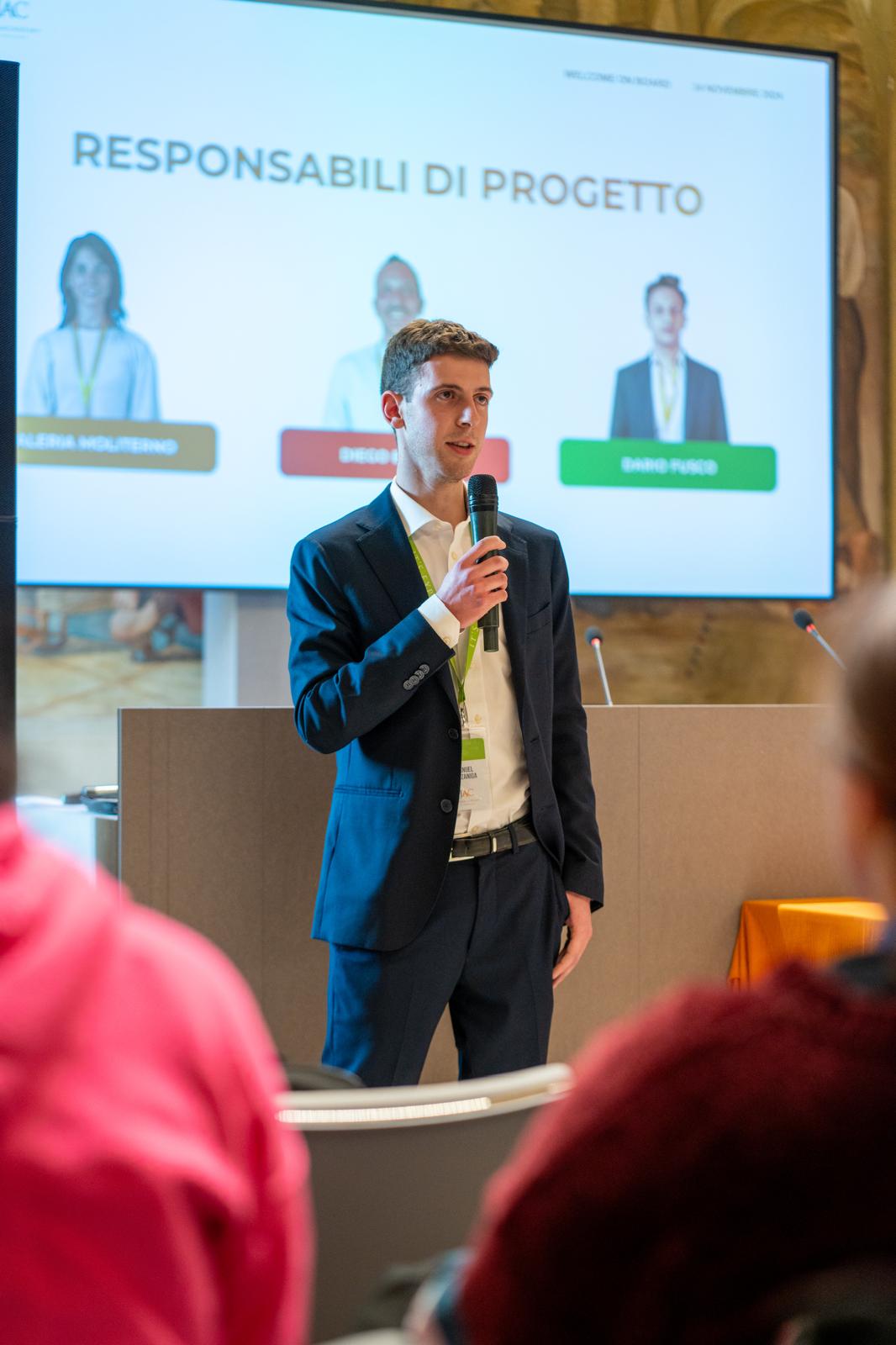 Manuel Gazzaniga mentre presenta un progetto a un evento